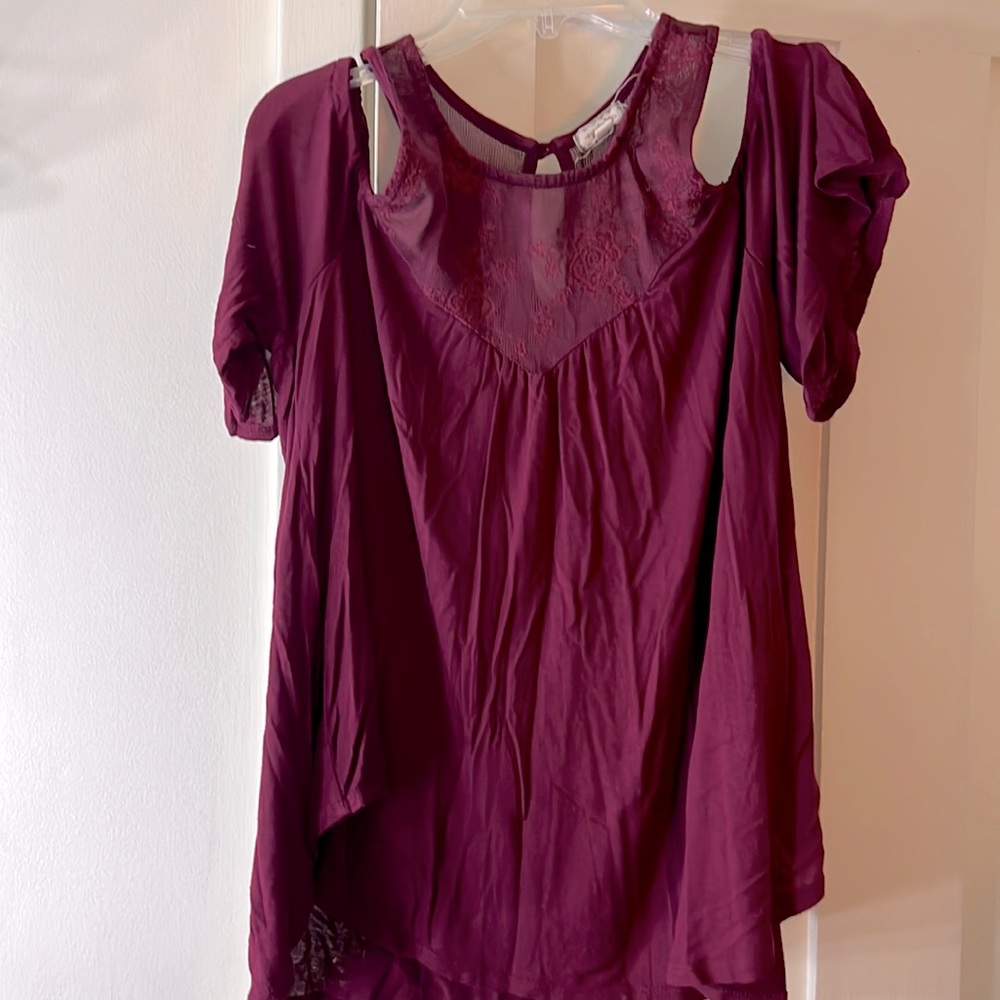 Top with hanging off shoulder sleeves